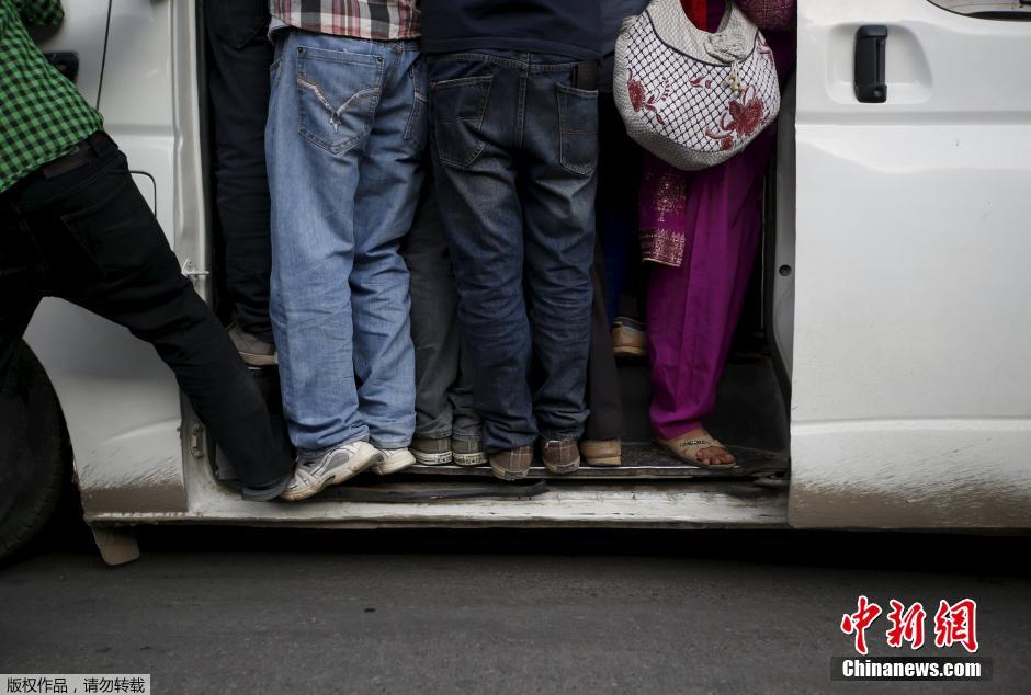 尼泊爾公交限量發(fā)車 乘客“包圍”巴士 尼泊爾公交限量發(fā)車 乘客“包圍”巴士