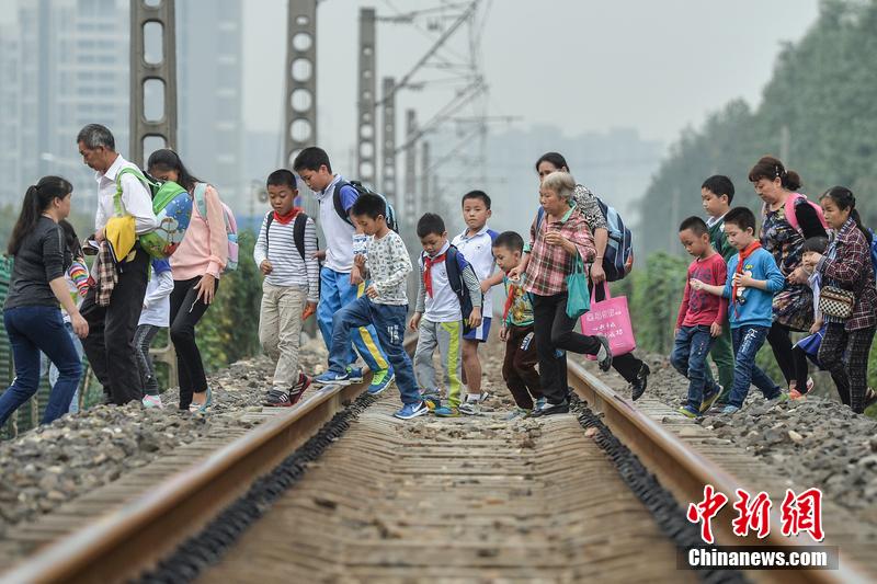 “玩命”回家路 數(shù)百小學(xué)生橫穿鐵路上下學(xué)