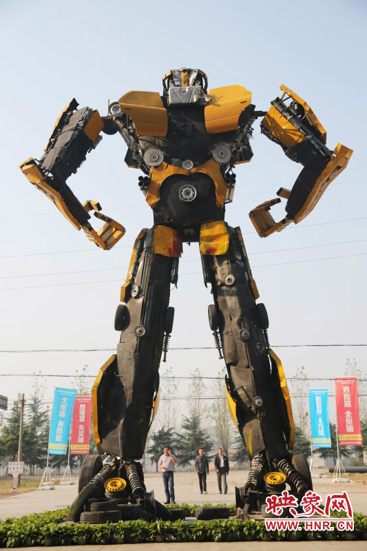 10月14日，一只高18米、寬8米的“變形金剛”矗立在河南省平頂山市寶豐縣一家企業(yè)門(mén)前。