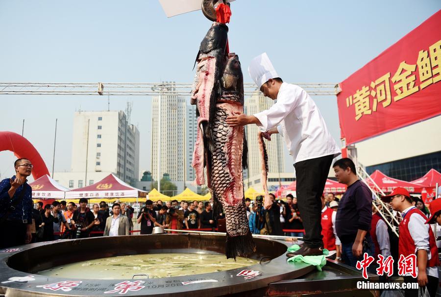 河南鄭州，一個直徑3.15米，深0.7米，可容納3噸高湯的“中原第一鍋”現(xiàn)場烹煮火鍋盛宴。