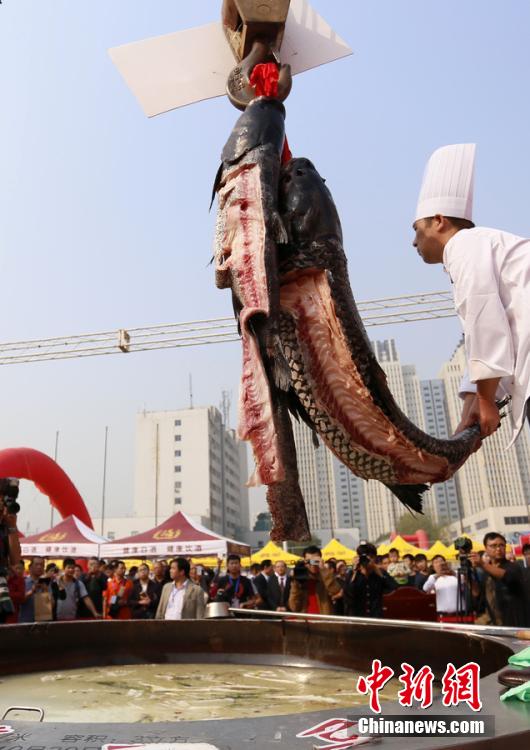 廚師對魚肉進(jìn)行處理。 圖片來源：CFP視覺中國