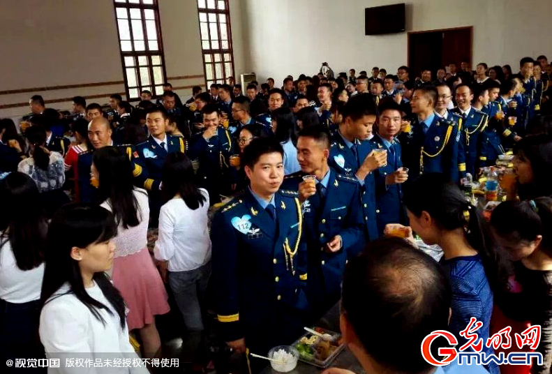 湖北武漢，“嫁人就嫁解放軍”，每年一屆的武漢軍旅姻緣會(huì)17日在駐漢空軍某指揮所文化活動(dòng)中心舉行