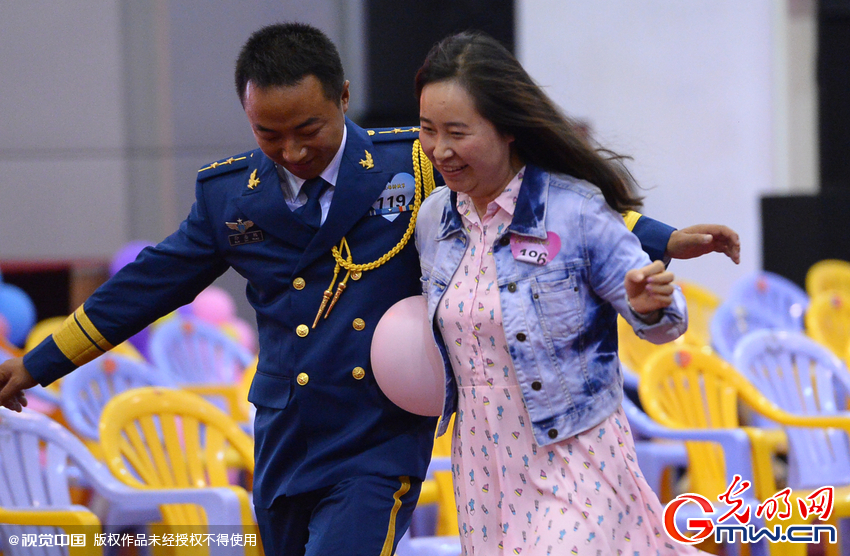 湖北武漢，“嫁人就嫁解放軍”，每年一屆的武漢軍旅姻緣會(huì)17日在駐漢空軍某指揮所文化活動(dòng)中心舉行