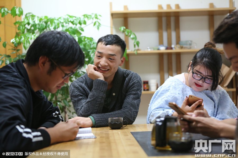 網(wǎng)絡紅人葉良辰現(xiàn)身浙江臺州，接受記者的專訪。