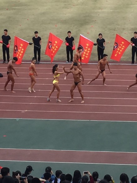 杭州某大學秋季運動會開幕式 裸男大秀肌肉 杭州某大學秋季運動會開幕式 裸男大秀肌肉
