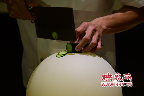 在面團(tuán)氣球上切菜。