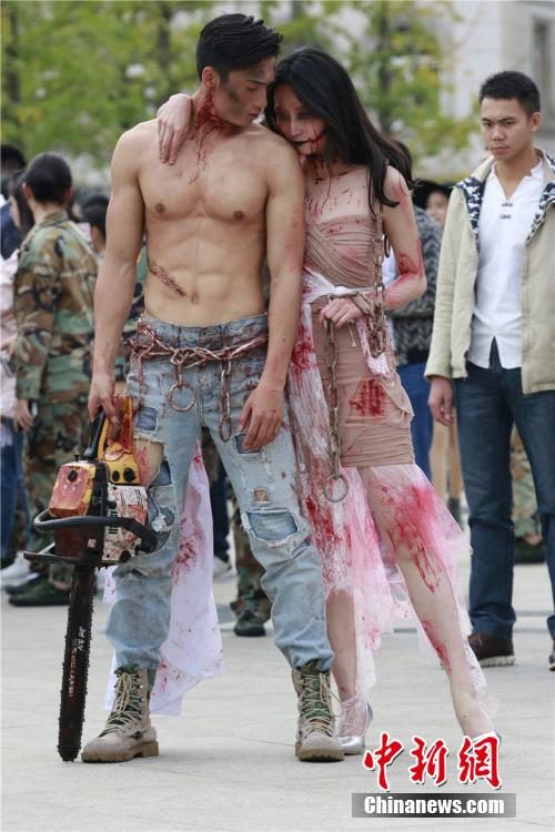 男神教師扮“鬼”學(xué)生稱其為“史上顏值最高男鬼”。何浠 攝