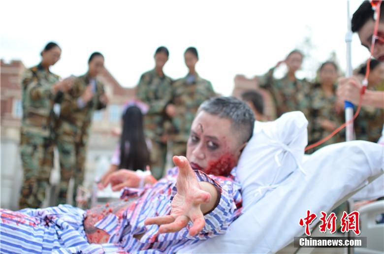 該校院長也參與其中，與學(xué)生共同嗨翻校園。 何浠 攝