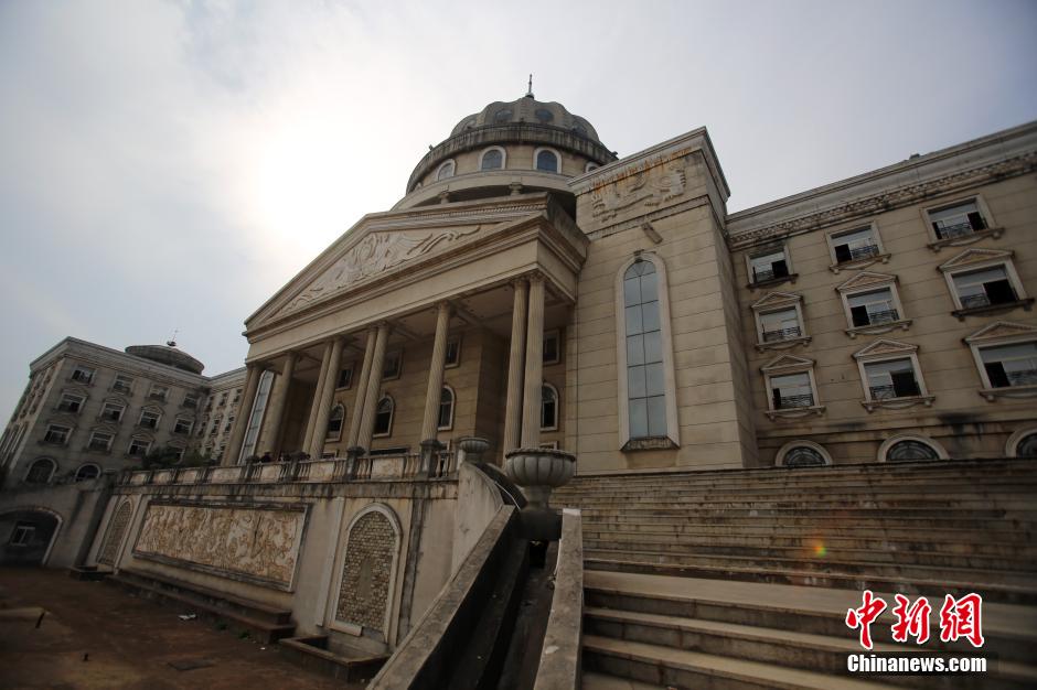 武漢山寨“國會(huì)大廈”荒廢多年 院子成菜地 武漢山寨“國會(huì)大廈”荒廢多年 院子成菜地