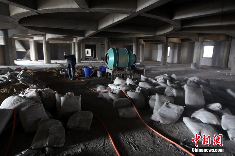 武漢山寨“國會(huì)大廈”荒廢多年 院子成菜地 武漢山寨“國會(huì)大廈”荒廢多年 院子成菜地