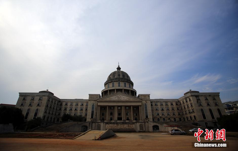 武漢山寨“國會(huì)大廈”荒廢多年 院子成菜地 武漢山寨“國會(huì)大廈”荒廢多年 院子成菜地