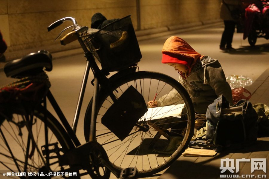 他的父母說，晚上回去晚，孩子的作業(yè)都是在這寫，做小生意不容易，孩子還陪著遭罪，經(jīng)常還有城管攆著不讓在這賣。