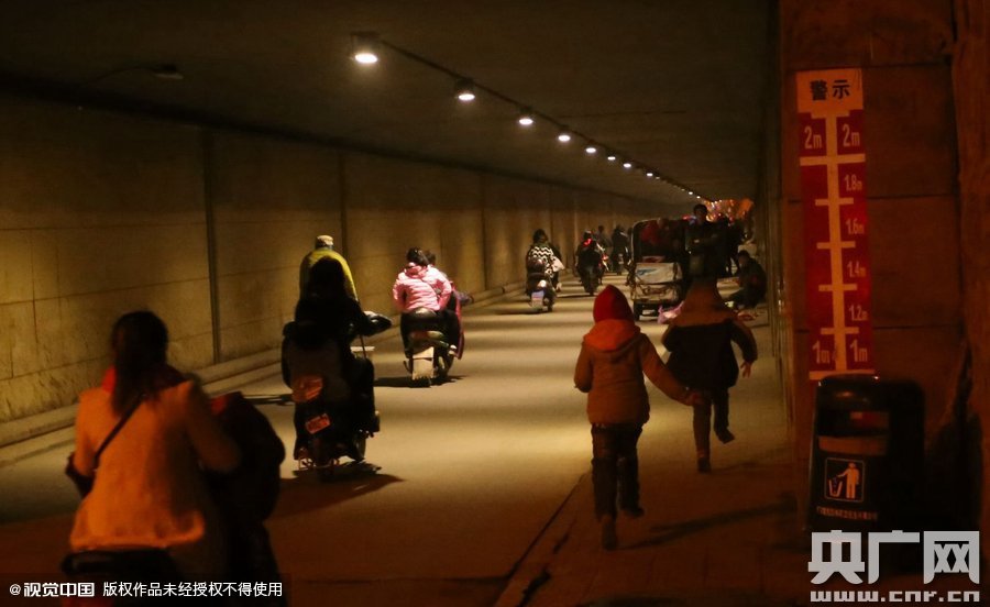 寫完作業(yè)，小一航與鄰居的小伙伴在大橋下玩耍。