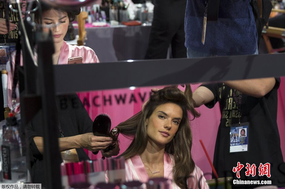 當(dāng)?shù)貢r間11月10日，2015維多利亞的秘密年度內(nèi)衣秀在紐約上演，模特在后臺緊張地準(zhǔn)備中。