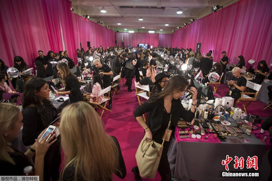 當(dāng)?shù)貢r間11月10日，2015維多利亞的秘密年度內(nèi)衣秀在紐約上演，模特在后臺緊張地準(zhǔn)備中。