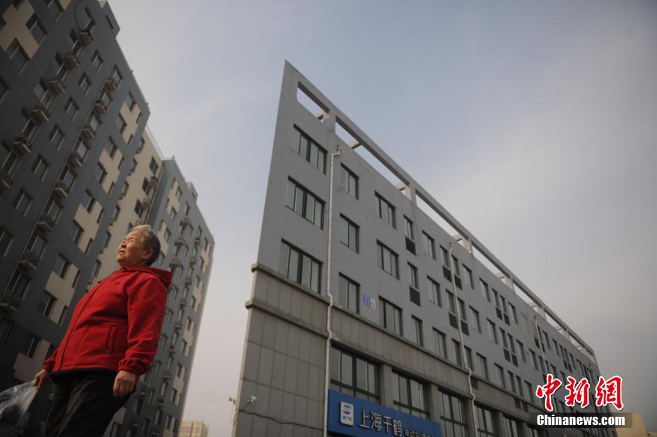 濟(jì)南一高樓酷似“紙片樓” 濟(jì)南一高樓酷似“紙片樓”