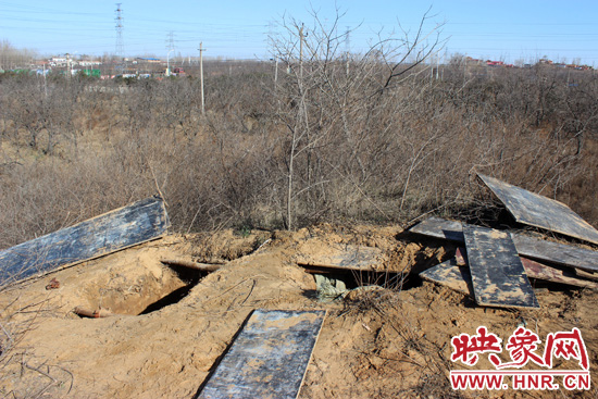 這次被盜的是位于北側(cè)的叔齊墓，墓塚上面有兩個(gè)盜洞，有十多米深。