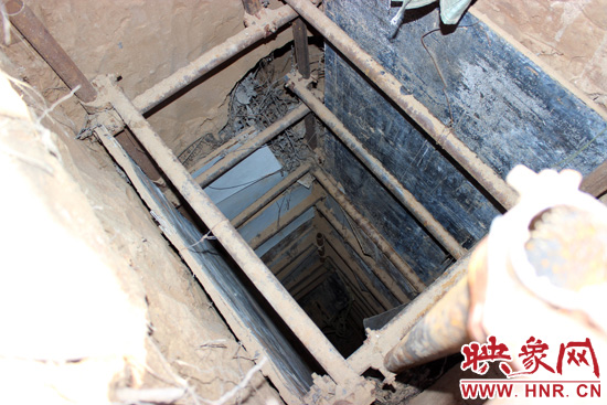 走上叔齊墓的頂端，可以清晰看到兩個(gè)沒(méi)有填土的坑洞，洞內(nèi)的四周從上往下放置著腳手架，深不見(jiàn)底。