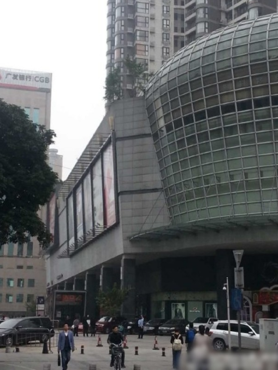 一輛停在停車位上的寶馬轎車，被墜落的樹枝砸中，樹枝徑直插入車內(nèi)，現(xiàn)場引發(fā)不少市民圍觀拍照。