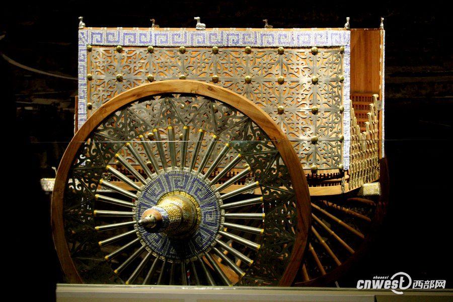 1月7日，甘肅省考古研究所所長(zhǎng)王輝向人們介紹花了200萬(wàn)元復(fù)制的禮儀車輛。