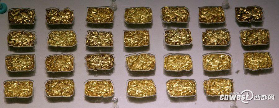 戎人墓出土的黃金牌飾。