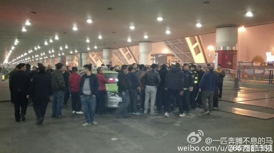 機(jī)場后調(diào)配10多輛機(jī)場大巴運(yùn)送旅客進(jìn)城。