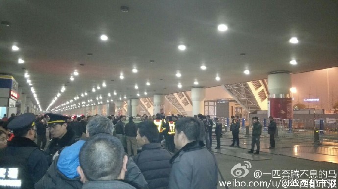 據(jù)現(xiàn)場網(wǎng)友表示：交警和出租車司機(jī)吵了起來。