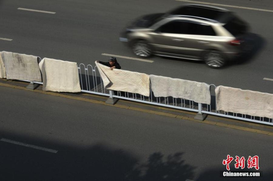 湖南長沙市民曬被“占領”馬路 湖南長沙市民曬被“占領”馬路