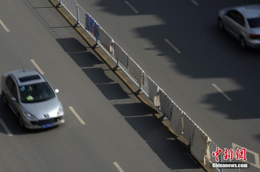 湖南長沙市民曬被“占領”馬路 湖南長沙市民曬被“占領”馬路