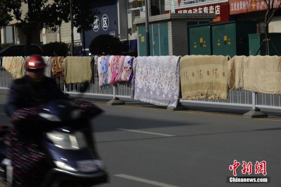 湖南長沙市民曬被“占領”馬路 湖南長沙市民曬被“占領”馬路