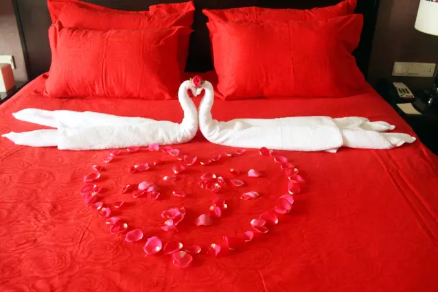 情人節(jié)最溫暖告白！84歲老人包下整樓示愛老伴