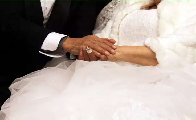 情人節(jié)最溫暖告白！84歲老人包下整樓示愛老伴