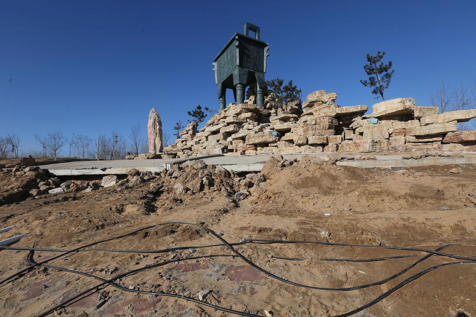 鄭州河邊建十米高銅鼎無防護 網(wǎng)友:不怕淹了？