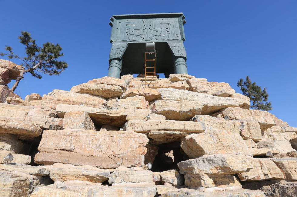 鄭州河邊建十米高銅鼎無防護 網(wǎng)友:不怕淹了？