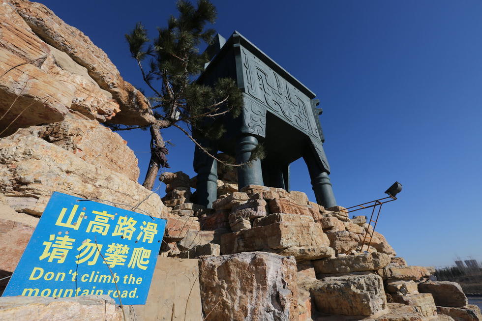 鄭州河邊建十米高銅鼎無防護 網(wǎng)友:不怕淹了？