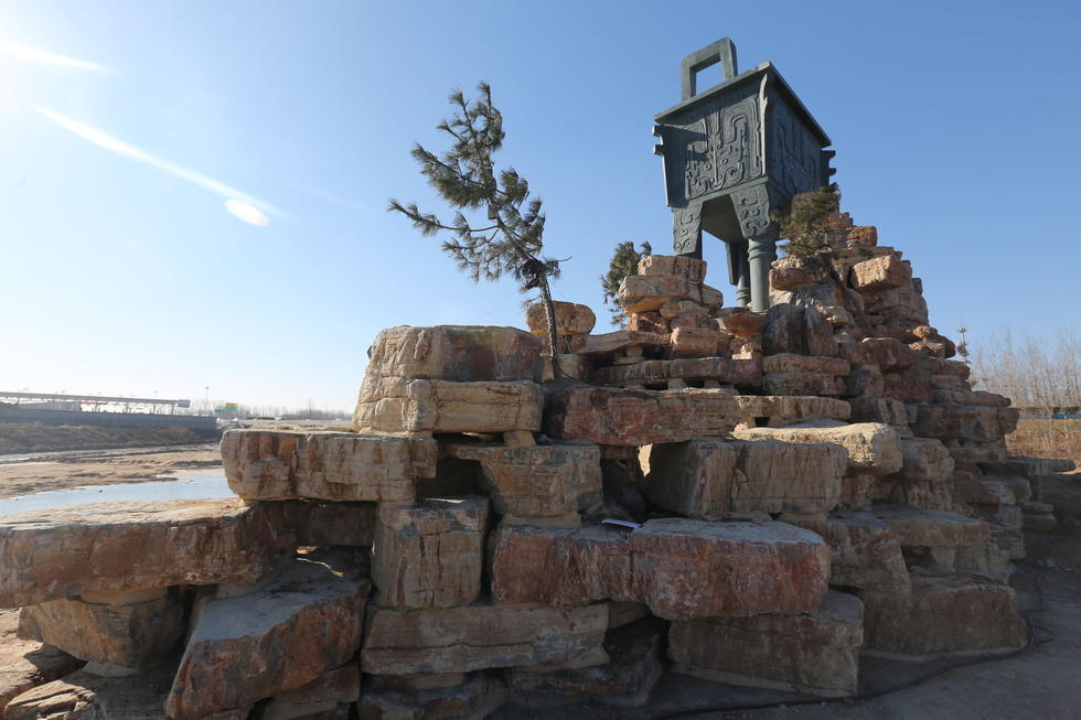 鄭州河邊建十米高銅鼎無防護 網(wǎng)友:不怕淹了？