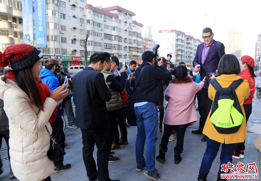 “亞洲第一巨人”張歡身高2.38米，在人群中非常出眾。