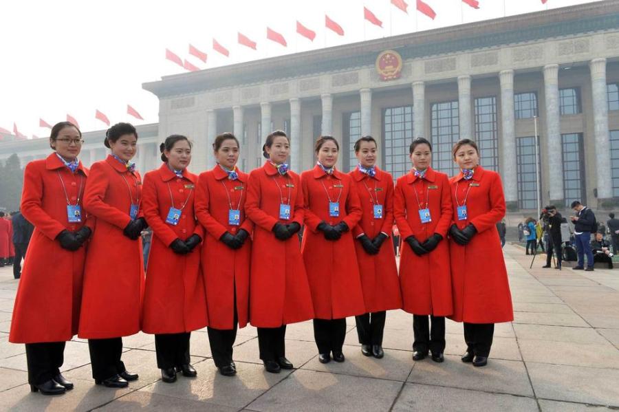 全國兩會美女禮儀齊穿“中國紅”吸睛 全國兩會美女禮儀齊穿“中國紅”吸睛