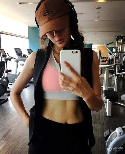 周韋彤曬出性感健身照。