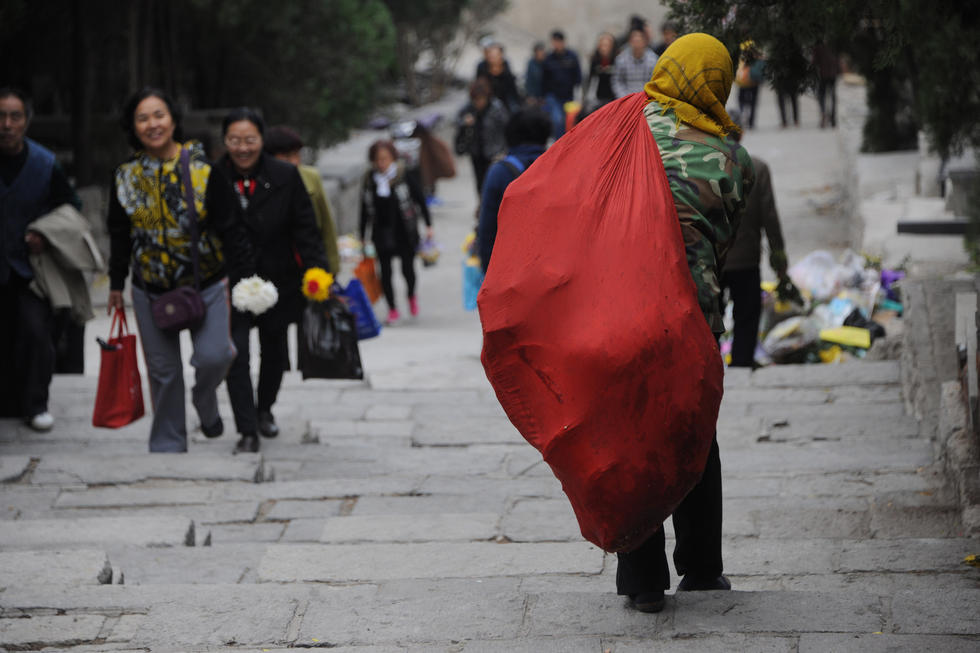 濟南公墓垃圾堆積如山 工人每天背4000斤