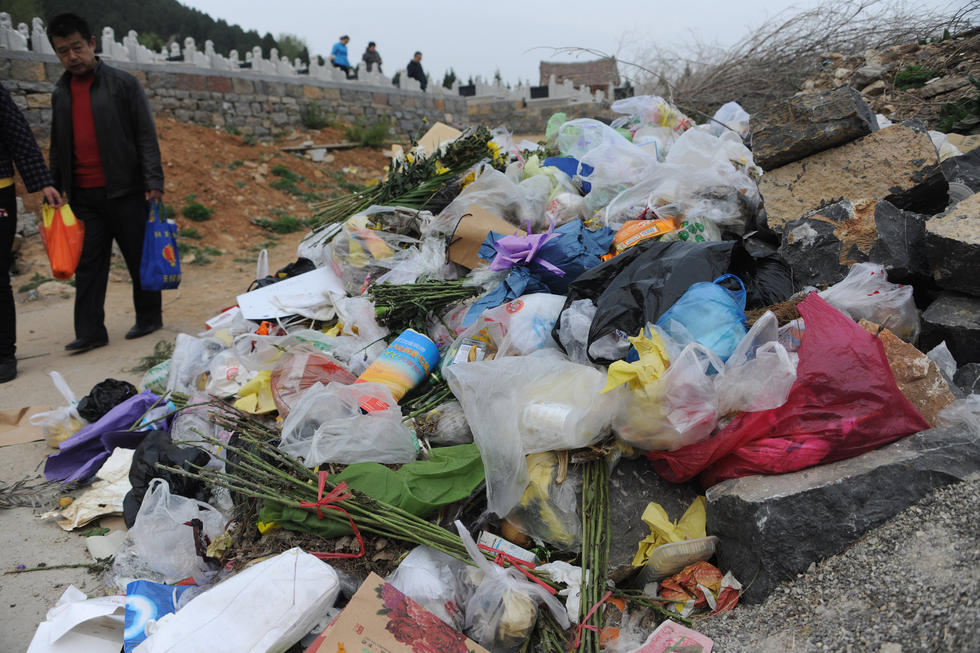 濟南公墓垃圾堆積如山 工人每天背4000斤