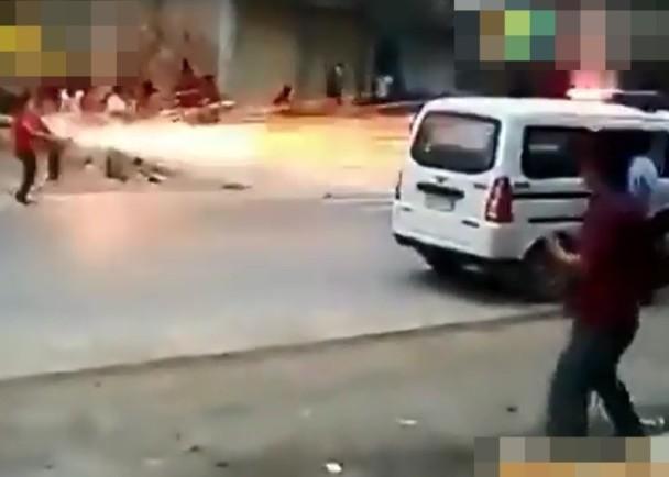 迎親隊(duì)伍各不相讓 互射煙花激戰(zhàn)4小時