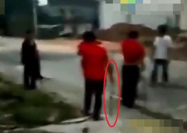 迎親隊(duì)伍各不相讓 互射煙花激戰(zhàn)4小時