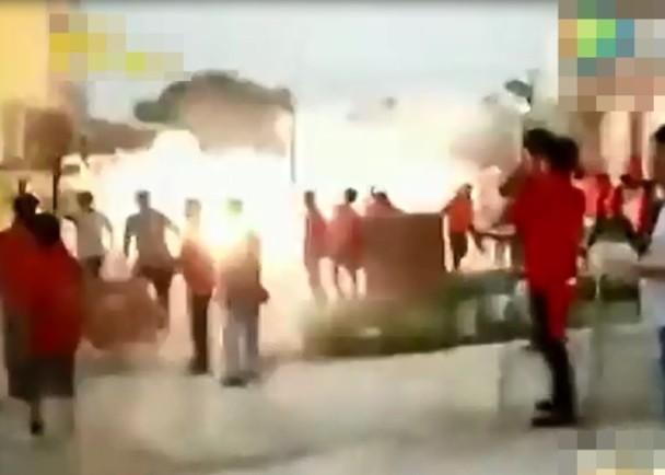 迎親隊(duì)伍各不相讓 互射煙花激戰(zhàn)4小時