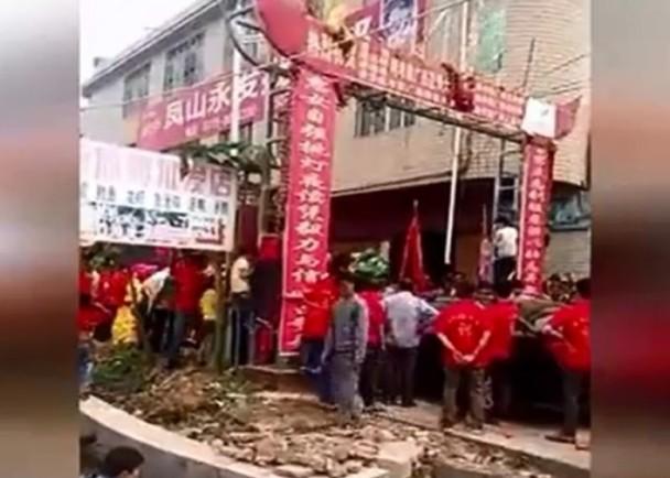 迎親隊(duì)伍各不相讓 互射煙花激戰(zhàn)4小時