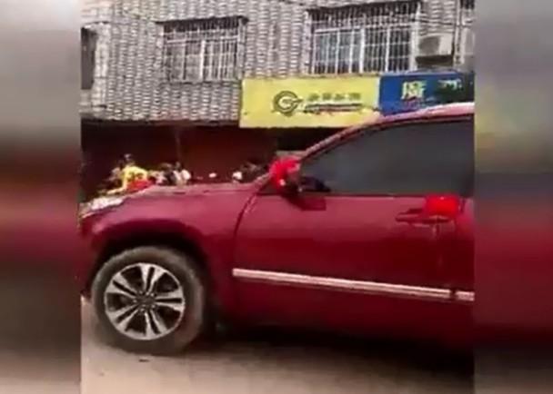 迎親隊(duì)伍各不相讓 互射煙花激戰(zhàn)4小時