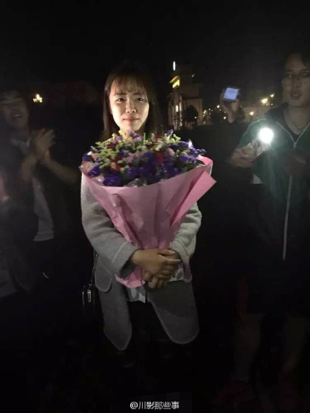 四川某高校全班男生單膝跪地 給女輔導(dǎo)員慶生 四川某高校全班男生單膝跪地 給女輔導(dǎo)員慶生