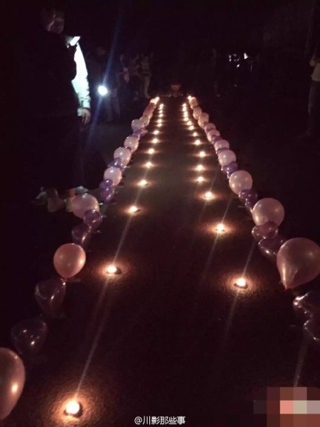 四川某高校全班男生單膝跪地 給女輔導(dǎo)員慶生 四川某高校全班男生單膝跪地 給女輔導(dǎo)員慶生