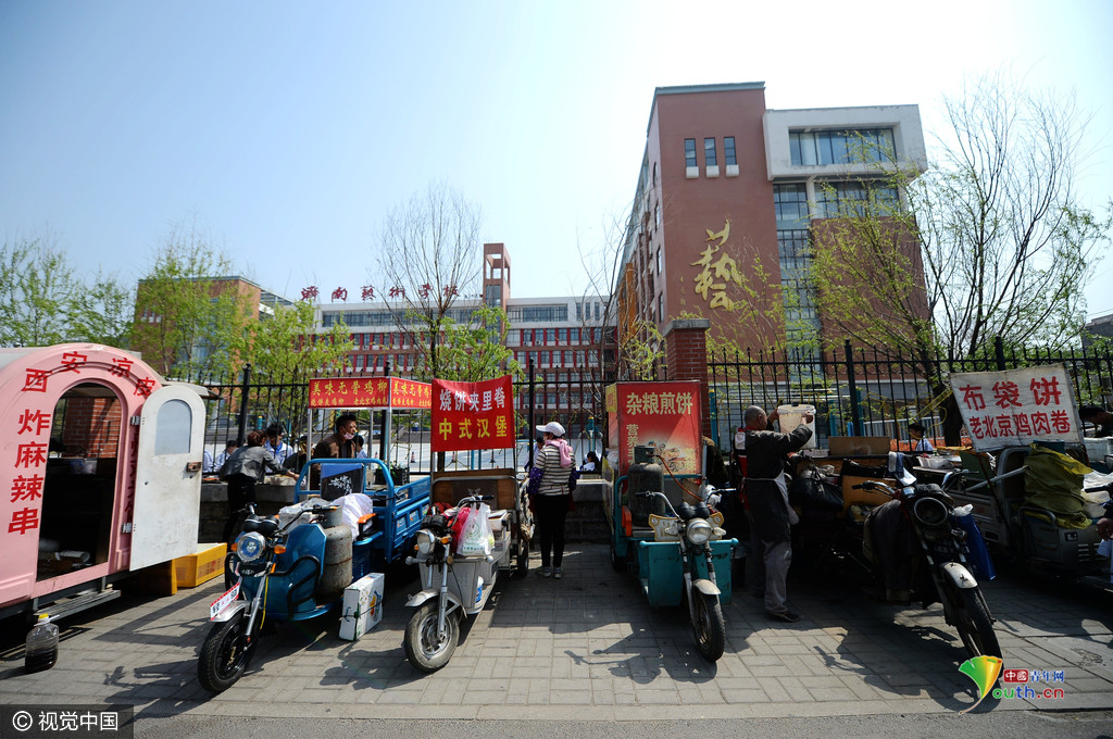 藝校實行封閉管理 學(xué)生“跨欄”買飯 藝校實行封閉管理 學(xué)生“跨欄”買飯