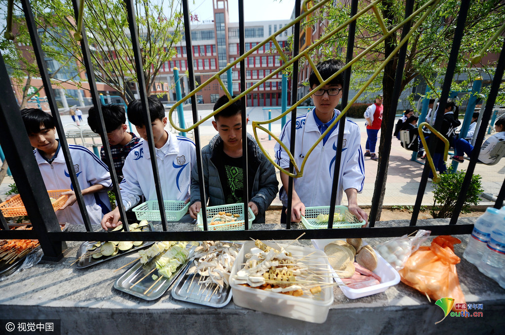 藝校實行封閉管理 學(xué)生“跨欄”買飯 藝校實行封閉管理 學(xué)生“跨欄”買飯